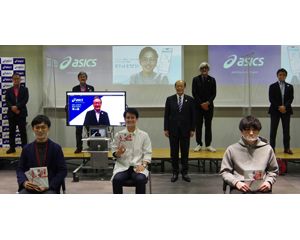 Photo of selected start-ups and ASICS' executives