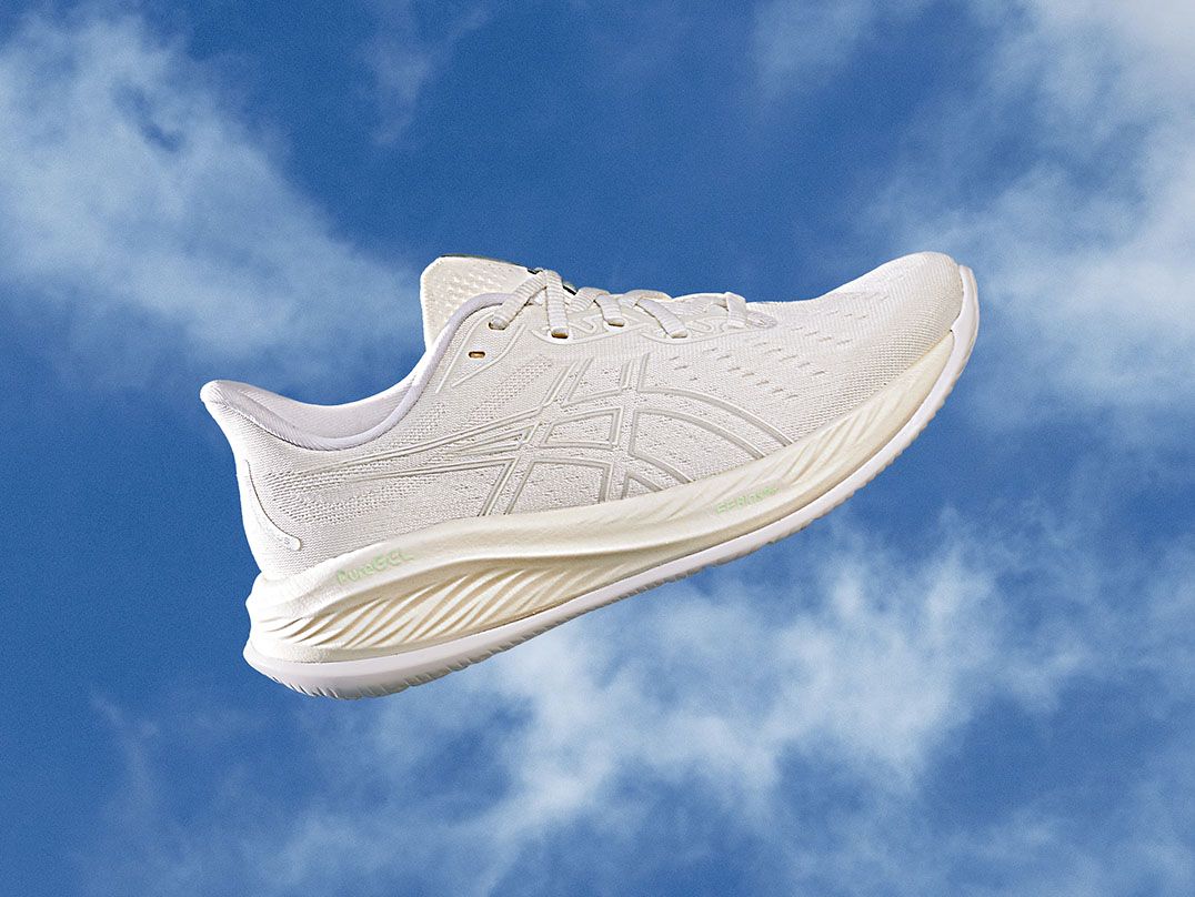 The sustainable GEL-CUMULUS™ 25 floats mid-air in a blue sky