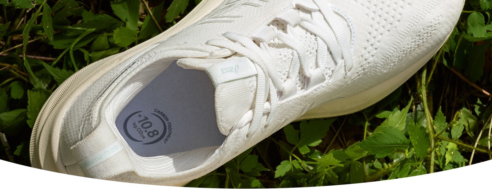 A close-up of the new Gel-Nimbus™ 26 and it's carbon footprint labeling