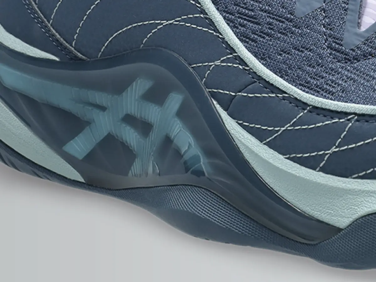 力強いサイドステップを支える