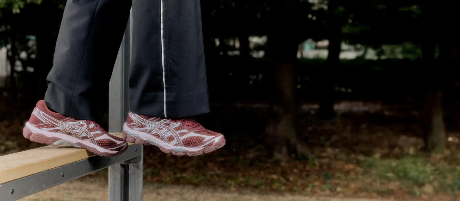 Person wearing Gel-Cumulus 16 standing on a ladder
