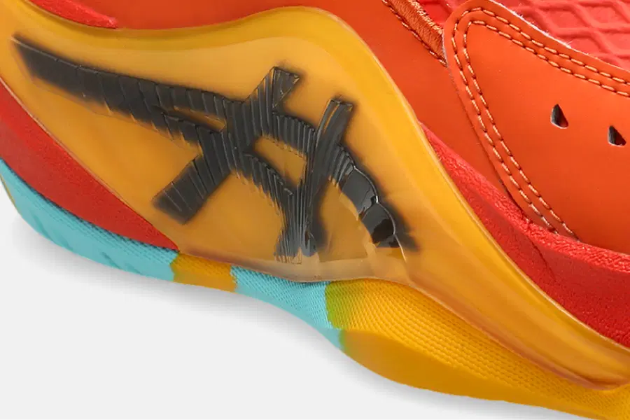 力強いサイドステップを支える