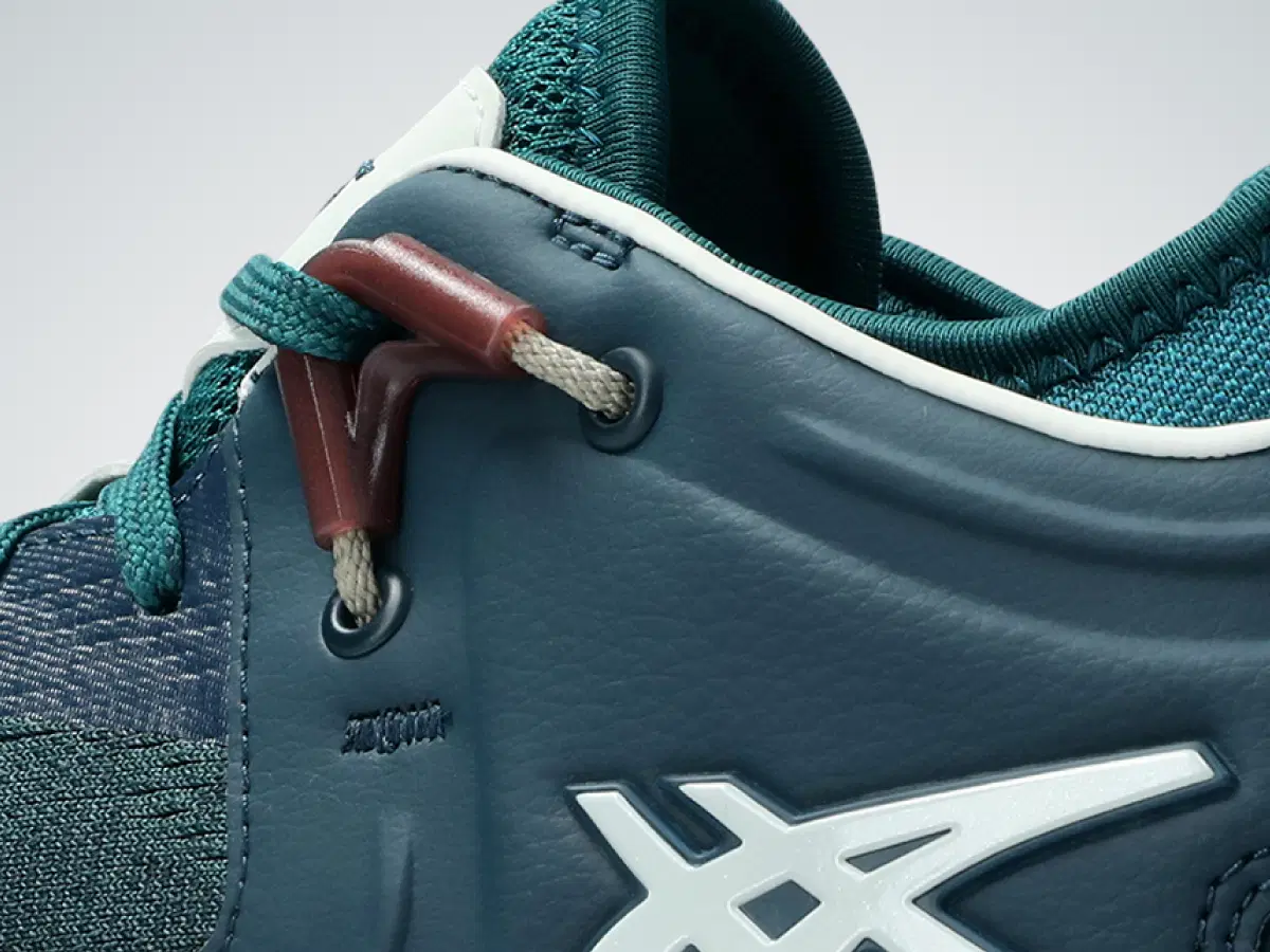 ホールド性を高めるヒールロック構造