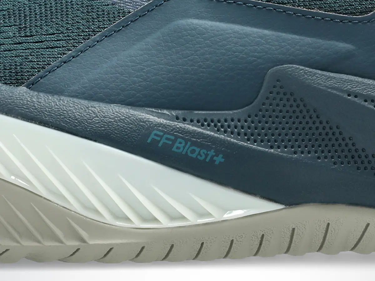 FF BLAST PLUSを採用し、バウンス性を追求