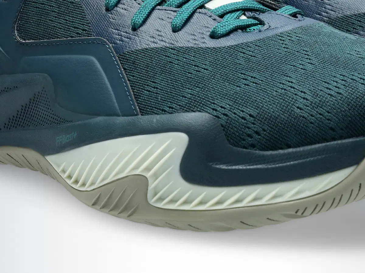 横ブレを抑制するとともに、ジャンプをサポート