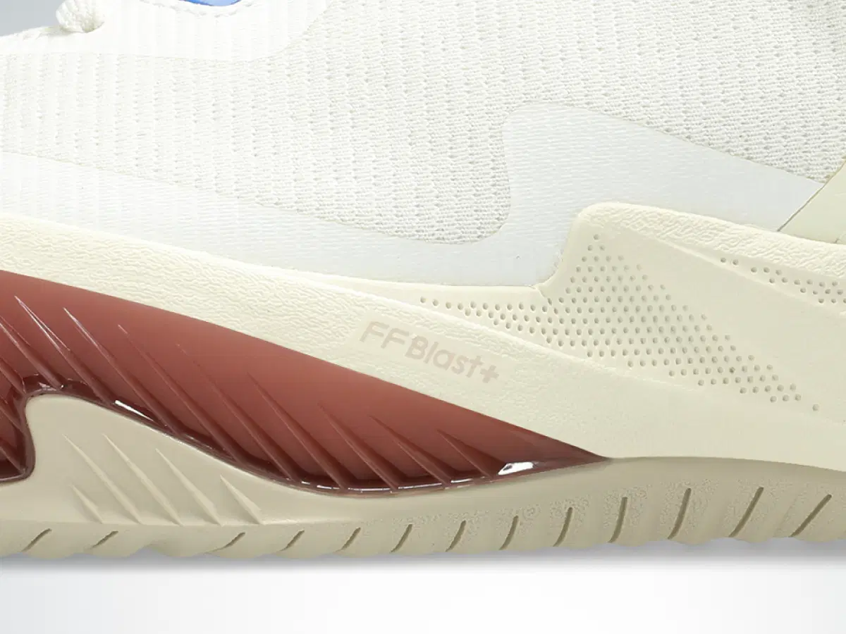 FF BLAST PLUSを採用し、バウンス性を追求