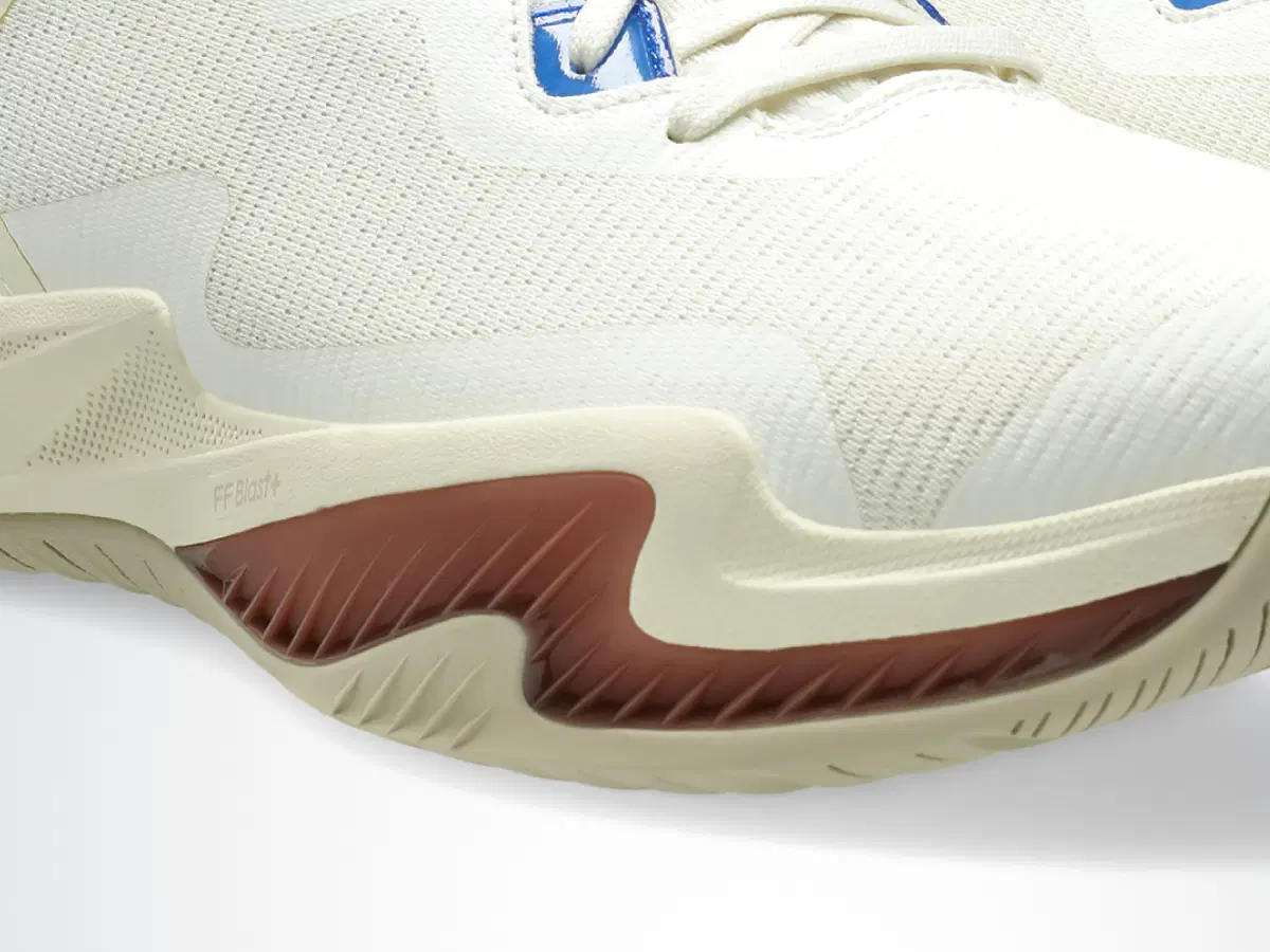 横ブレを抑制するとともに、ジャンプをサポート