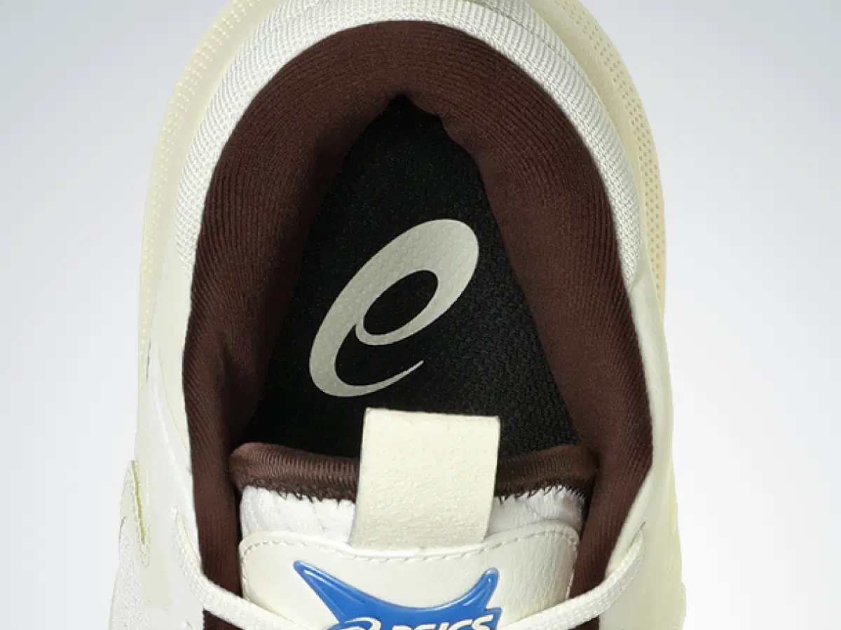 ホールド性を高めるヒールサポート構造