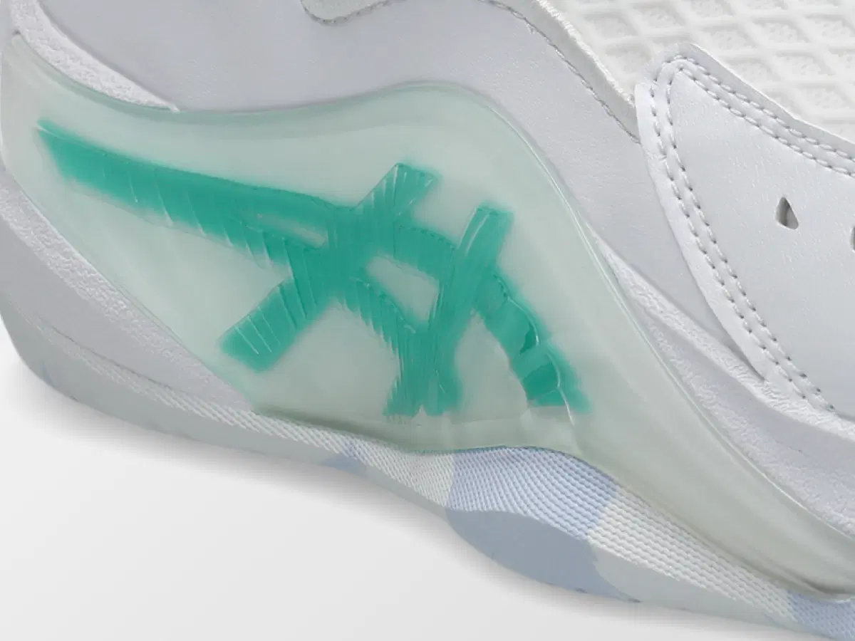 力強いサイドステップを支える