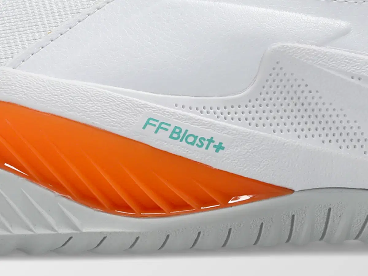 FF BLAST PLUSを採用し、バウンス性を追求