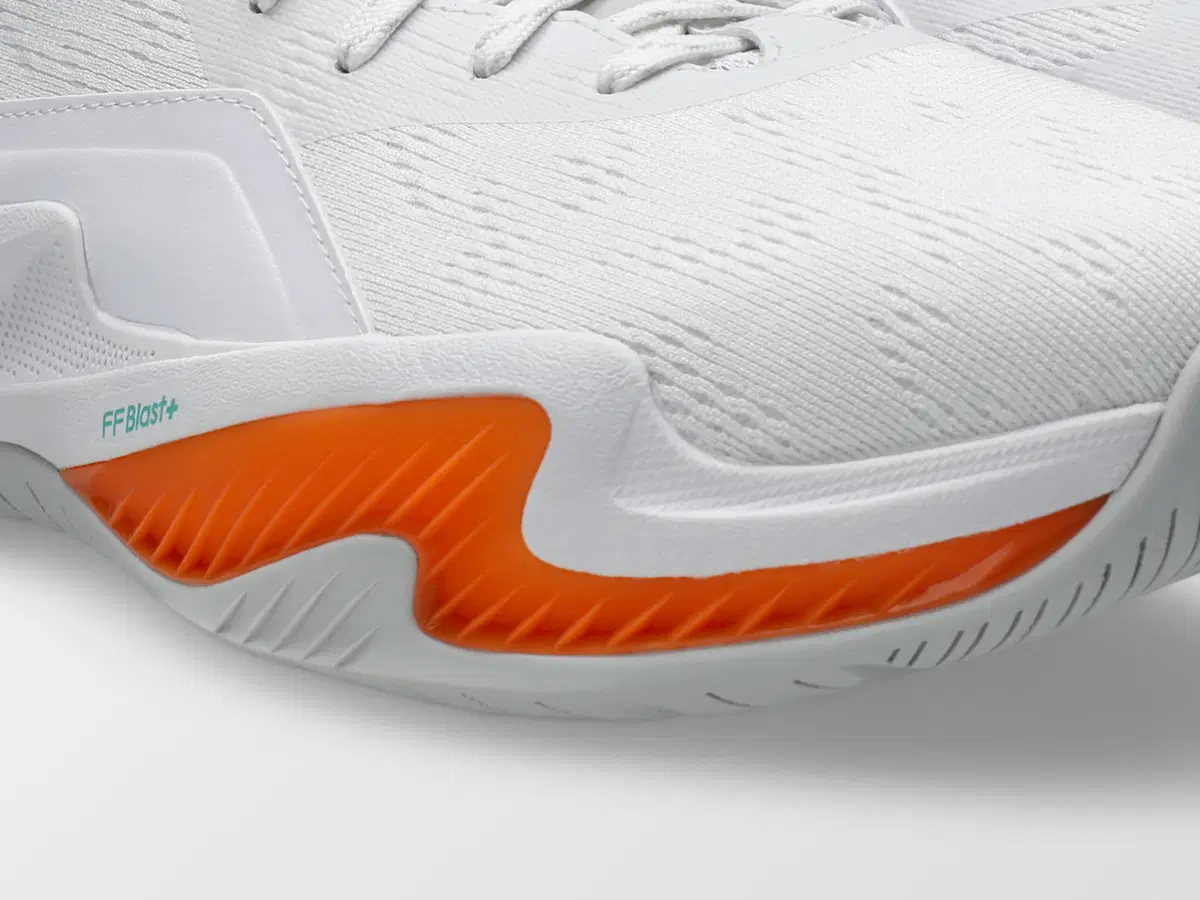 横ブレを抑制するとともに、ジャンプをサポート