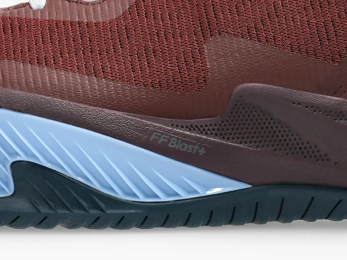 FF BLAST PLUSを採用し、バウンス性を追求