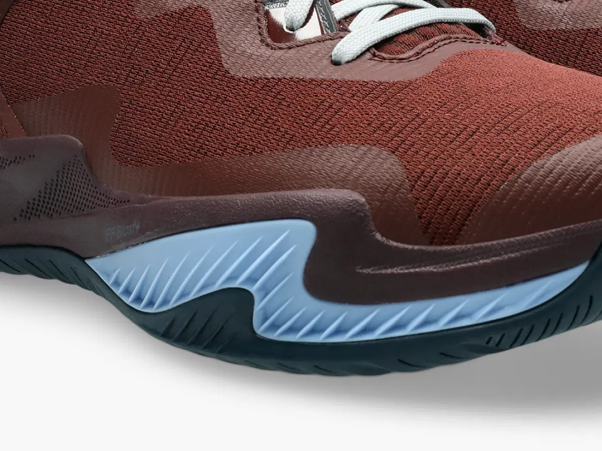 横ブレを抑制するとともに、ジャンプをサポート