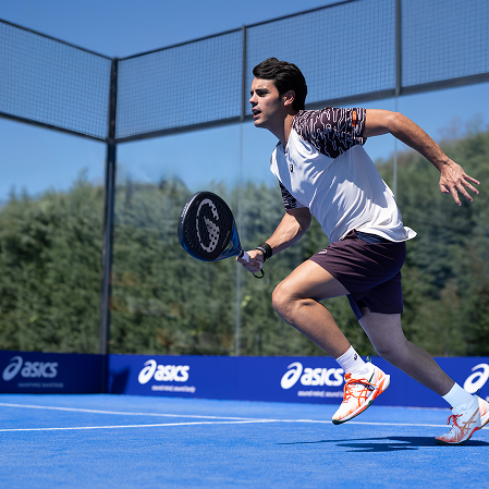  Man on padel court playing padel