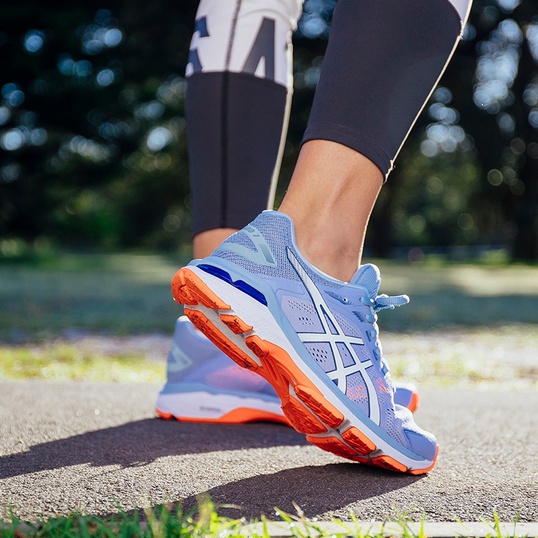 asics running shoes under pronator