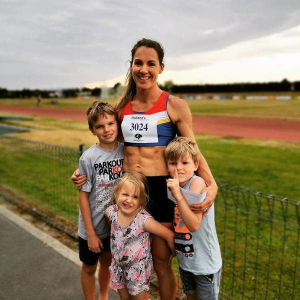 Helena Dinnisen and her three children