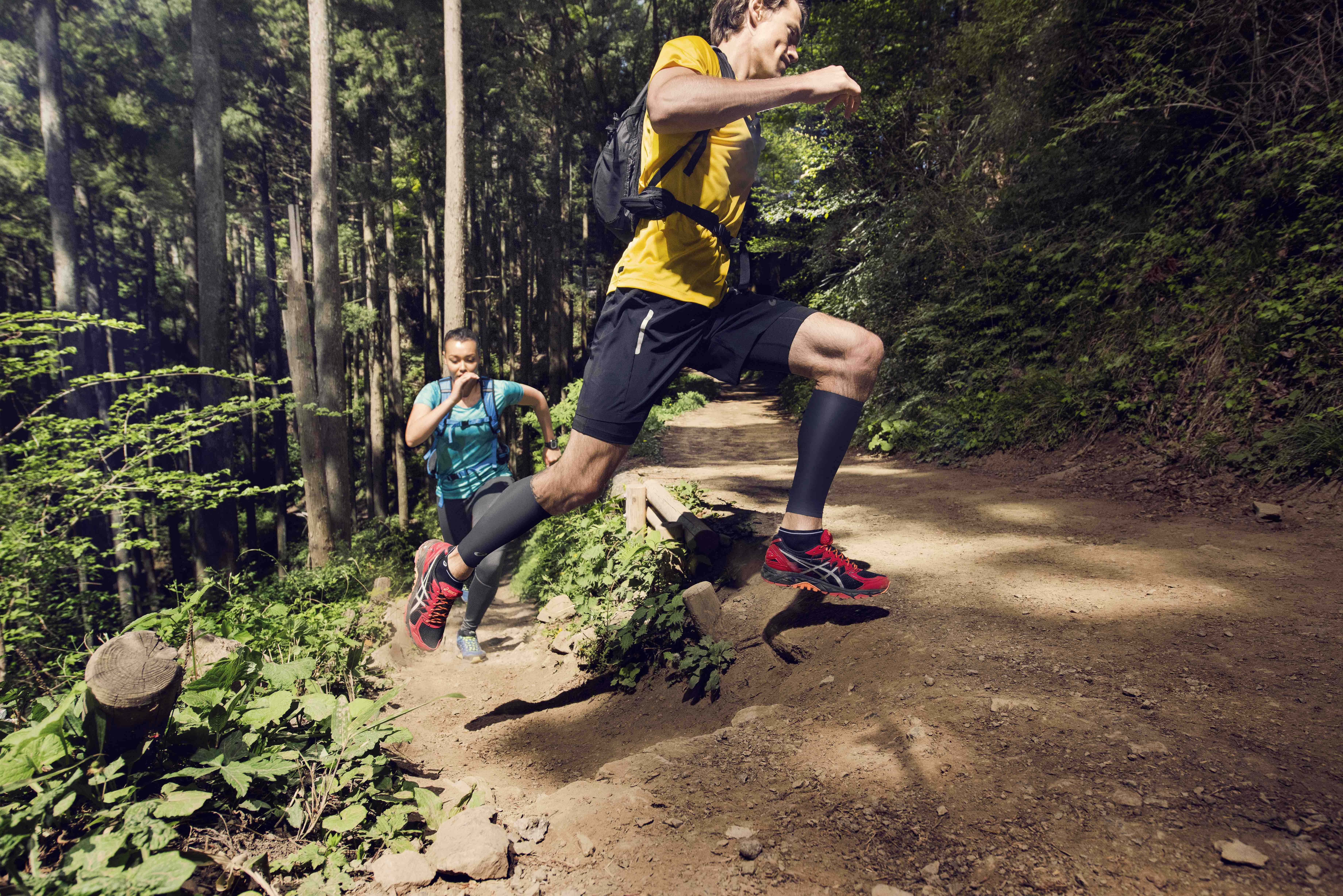 Trail runner. Трейл. Трейл раннинг. Вид спорта трейлраннинг. Трейлраннинг разметка.