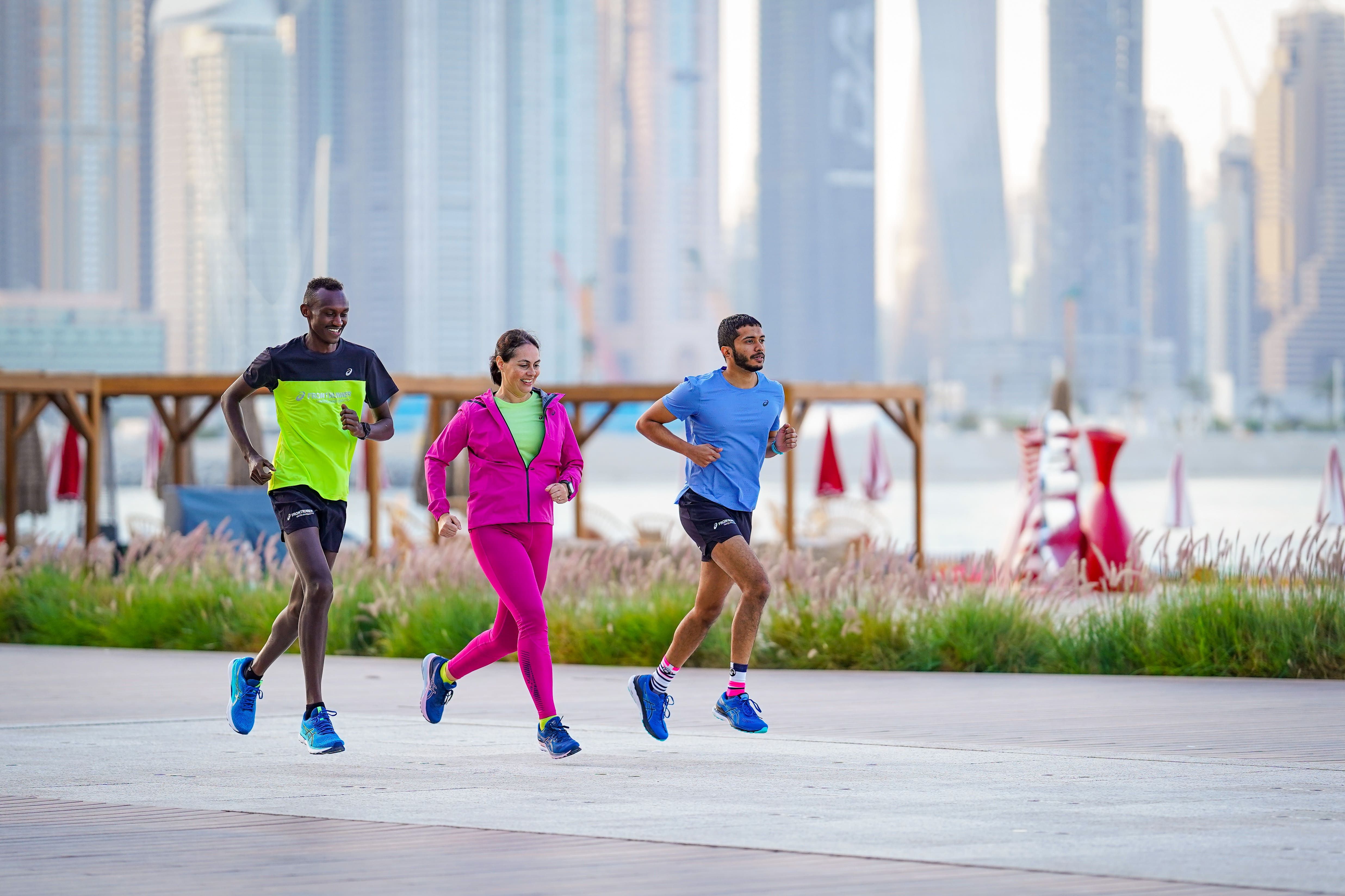 Бег команды этапами. Бег в городе ASICS. ASICS Running d1 longsleve. Running Team. ASICS Salat.