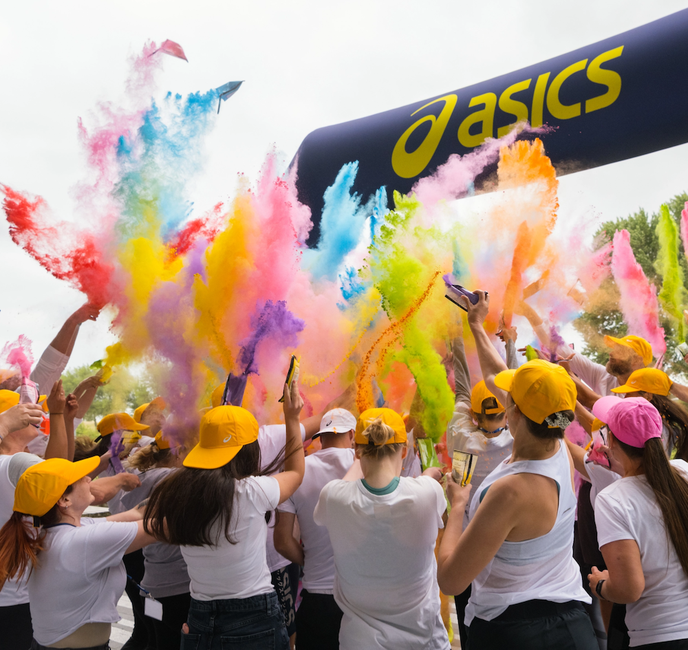 Picture of poeple jogging on hillside