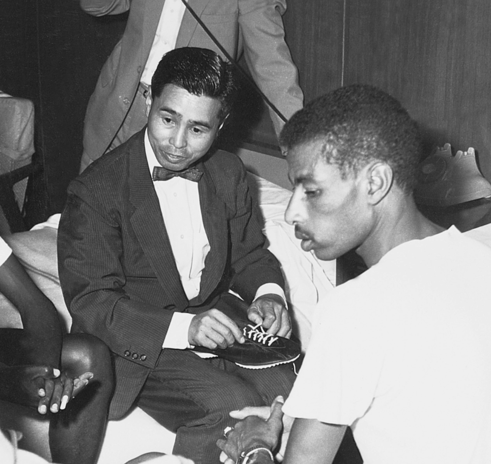 Picture of poeple jogging on hillside