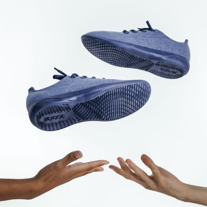 アシックス スニーカー 東京マラソン2023モデル　新品未使用　⭐︎値下げ アシックス スポーツスタイルの最新アトモス別注は黒ボディに